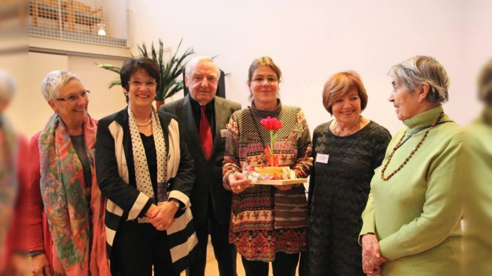 Viel Grund zum Feiern: Seniorenbeiratin Ulla Ottmar, Bürgermeisterin Brgitte Kössinger, Wolfgang Schrader von der Stiftung Leben im Alter Gauting, Insel-Leiterin Inga Schauder, Altbürgermeisterin Brigitte Servatius und die ehemalige Seniorenbeirätin Marianne Fürmrohr (v.l.). (Foto: us)