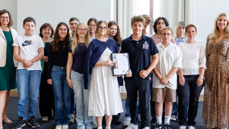 Die Klasse 7aM der Carl-Steinmeier-Mittelschule mit Klassenleitung Veronika Haunschild hat den 1. Preis im Schülerlandeswettbewerb gewonnen. Es gratulierten sehr herzlich Ilse Aigner, Präsidentin des Bayerischen Landtags (l.) und Kultusministerin Anna Stolz (r.). (Foto: Matthias Balk/Stmuk)