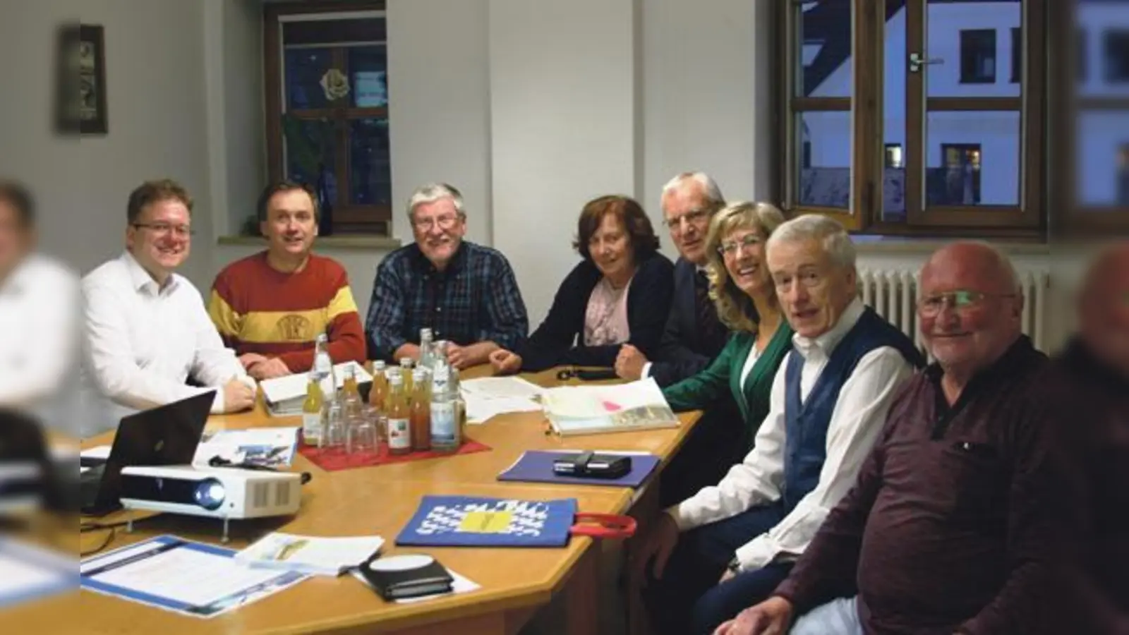Der AK Energiewende mit (v. li.) Christian Siebel, Edi Zwingler, Kurt Scholz, Brigitte Schurer, Walter Brilmayer, Susanne Schmidberger, Dieter Mayerl und Martin Lange (nicht auf dem Foto: Martin Schechner).  (Foto: Stadt Ebersberg)