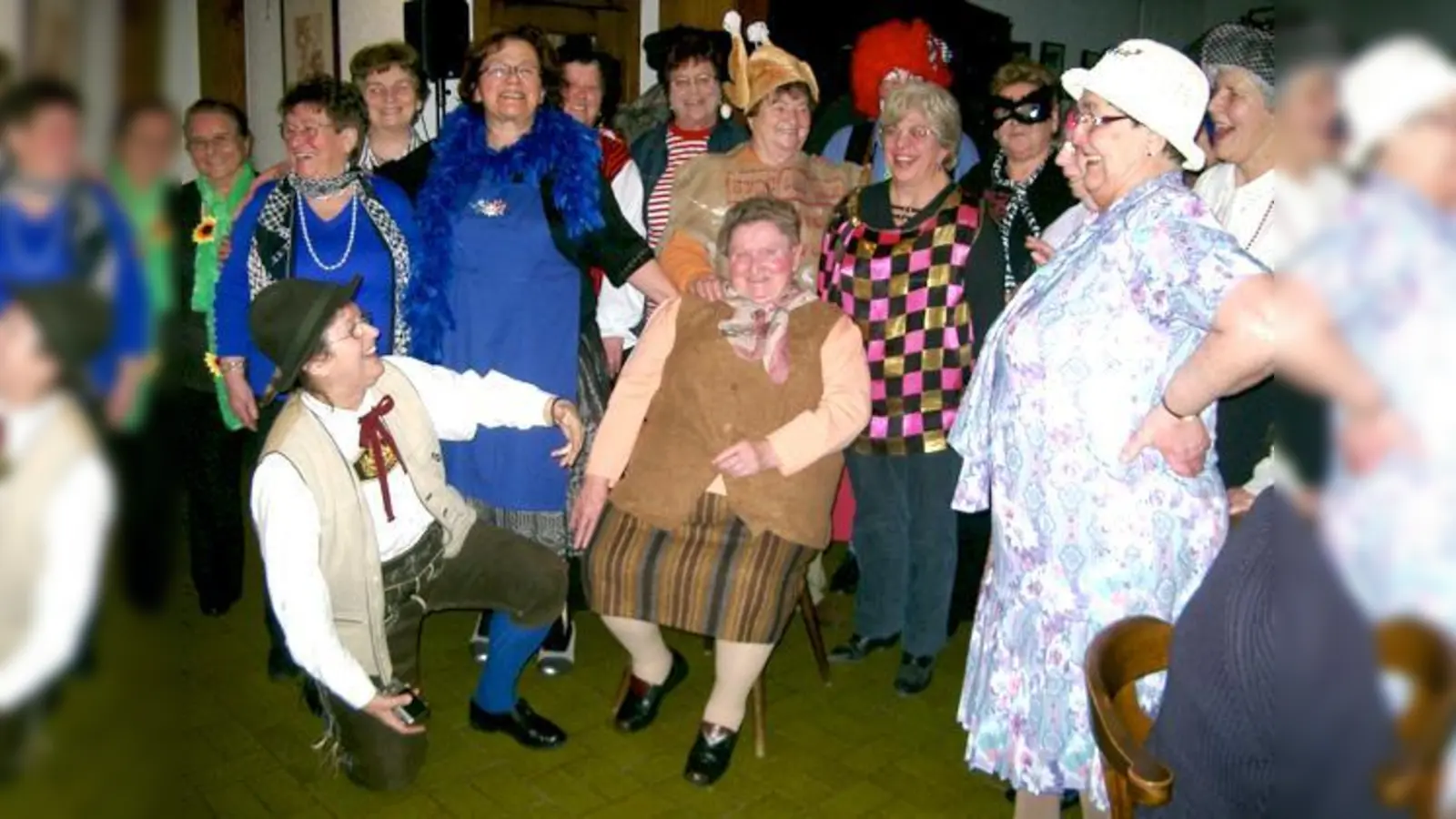 Recht lustig wurde Eleonore Ruhland (Mitte) von den Kirchseeoner Gartlern verabschiedet.	 (Foto: Verein)