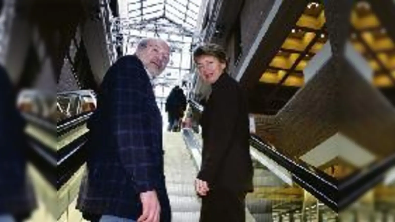 Gehts abwärts? Die beiden Leiter der großen Volkshochschulen, Dr. Susanne May (MVhs) und Herbert Becke (Vhs Landkreis München Nord), wissen noch nicht um die Tragweite der Konsequenzen der geplanten Kürzungen.	  (Foto: gf)