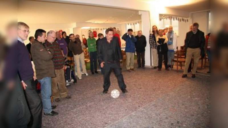 Das Torwandschießen gehörte unbedingt zum Fußballnachmittag dazu. Als bester Bewohner traf Willy Groiß (im Bild) zweimal. Kritische Beobachter Dieter Bamberg (links) und Paul Breitner (ganz rechts). (Foto: US)