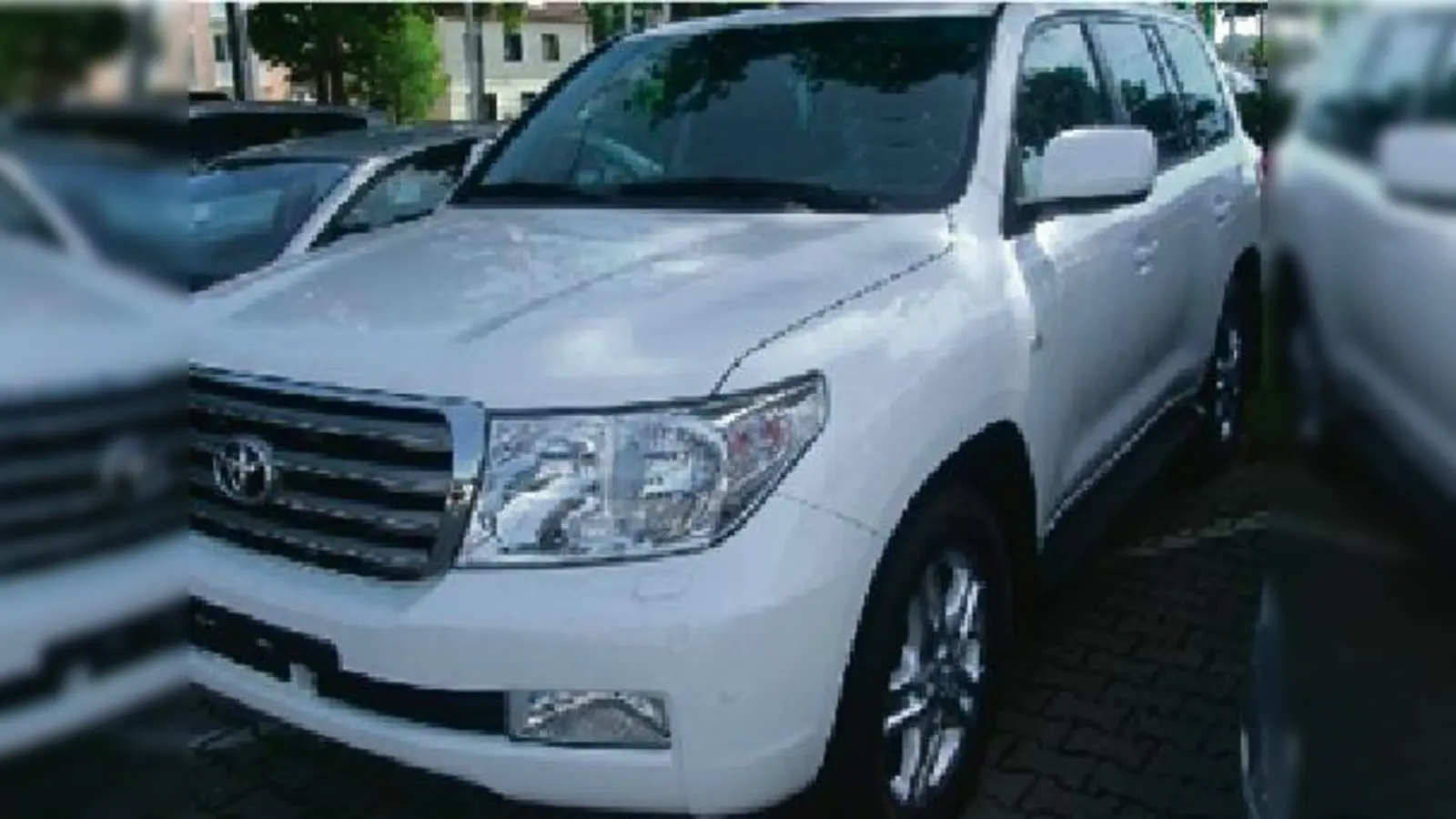 Diesen Toyota Landcruiser erbeuteten die Autodiebe Mitte Februar in  (Moosach.Foto: Polizei)
