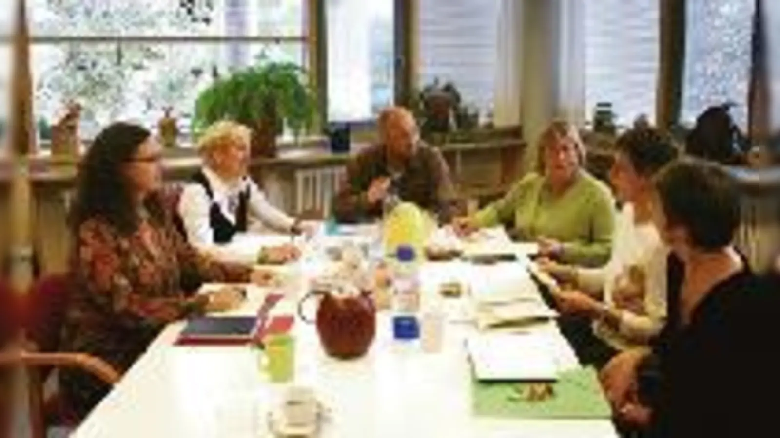 Zu  sechst beraten sich die Mitarbeiter des Sozialpsychiatrischen Dienstes München Nord über ihre Patienten und versuchen eine Lösung zu finden.  (Foto: ks)