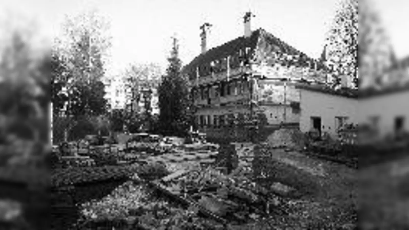 Das Schlössl verschwindet hinter dem Baumaterial. Bald ist es das Moosacher Bürgerhaus.	 (Foto: cr)