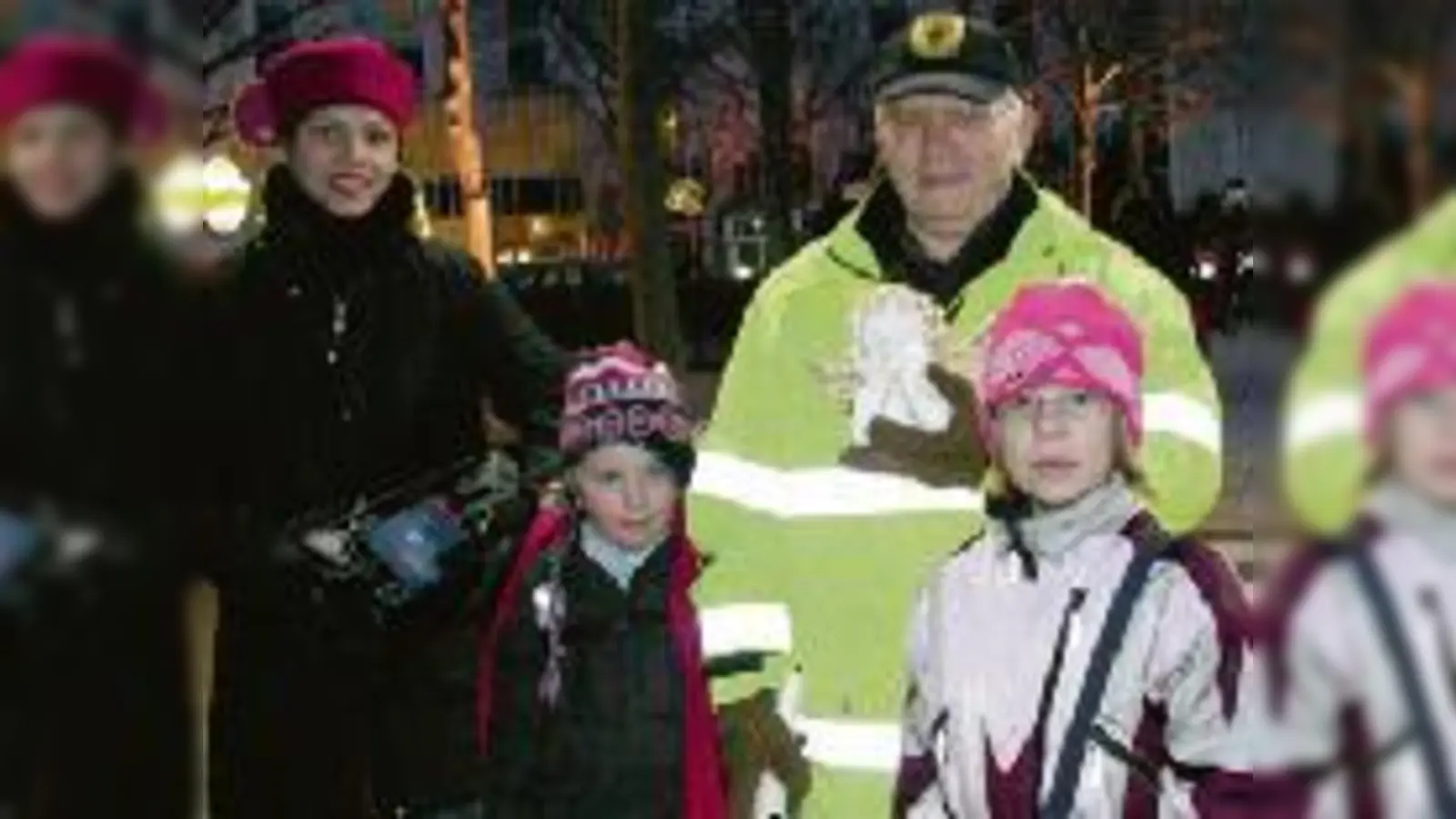 Schwabinger »Weihnachtsengel« 2008: Oskar Plangger begleitet seit zwölf Jahren Schulkinder sicher über die Straße, »eine Institution«, so Jolanda Schulte-Werning (l.), Elternbeiratsvorsitzende der Grundschule Fröttmaninger  (Straße.F.: ko)