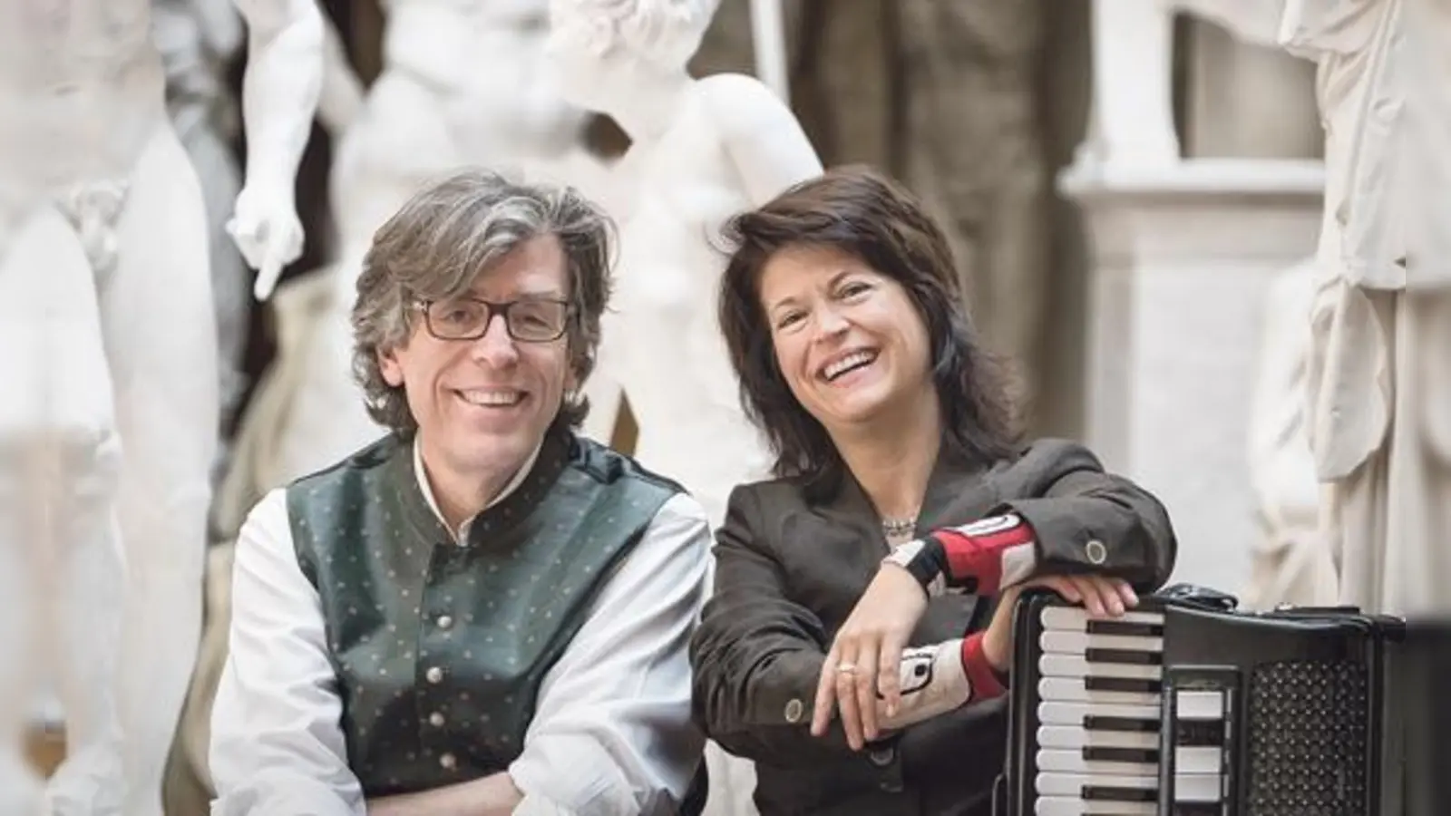 Gerald Huber (Texte) und Maria Reiter (Akkordeon) wissen so einiges über den »Gerstensaft« zu berichten.	 (Foto: VA)