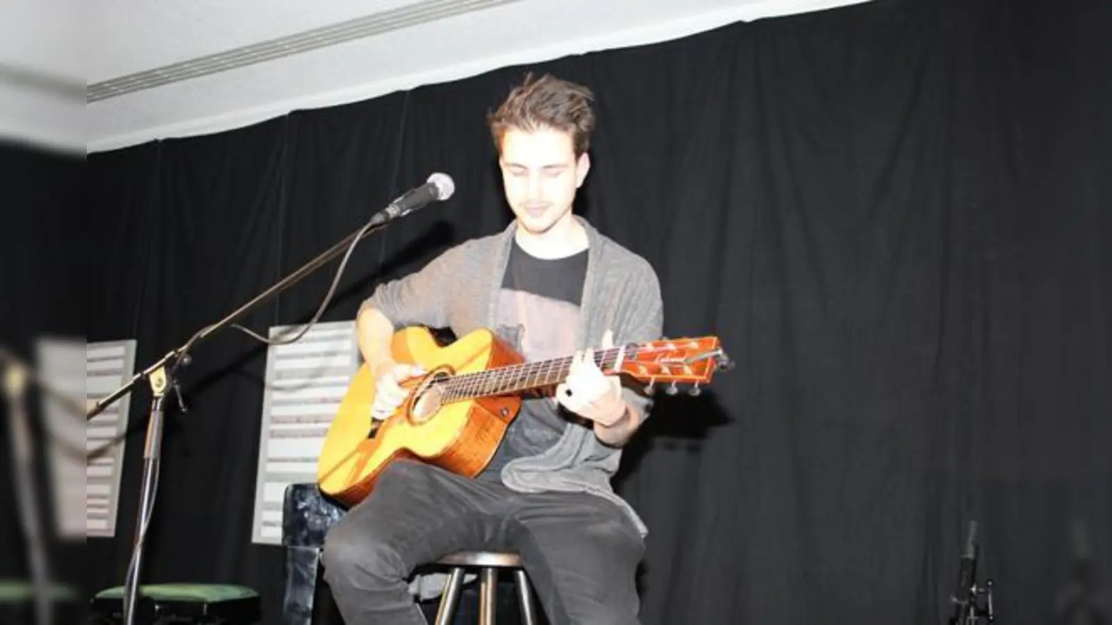 Autodidakt Sebastian Klein präsentierte selbstkomponierte Gitarrenmelodien.	 (Foto: Katja Brenner)