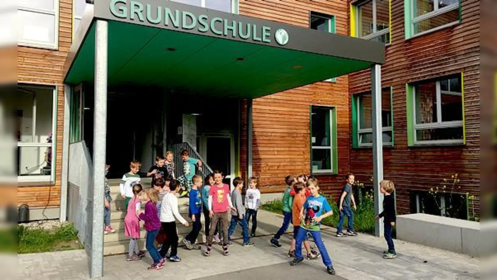 Ihr neues Schulhaus finden die Kinder richtig gut.	 (Foto: privat)