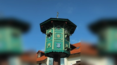 Neben den erwarteten Schlössern, Kirchen und Kapellen sind zum Beispiel auch der Ismaninger Wasserturm (links) und ein Taubenhaus in Landsham als Baudenkmäler eingetragen und geschützt. (Foto: Nichtrauscher/CC BY-SA 3.0, Wikimedia Commons/CC BY-SA 3.0)