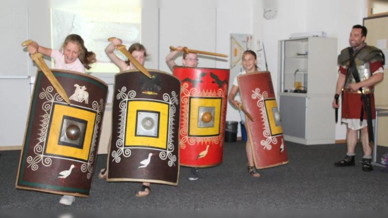 „Pugnate!“ (Kämpft!), befiehlt der Hauptmann und schon werden die (Übungs-)Schwerter gezogen. (Foto: mka)