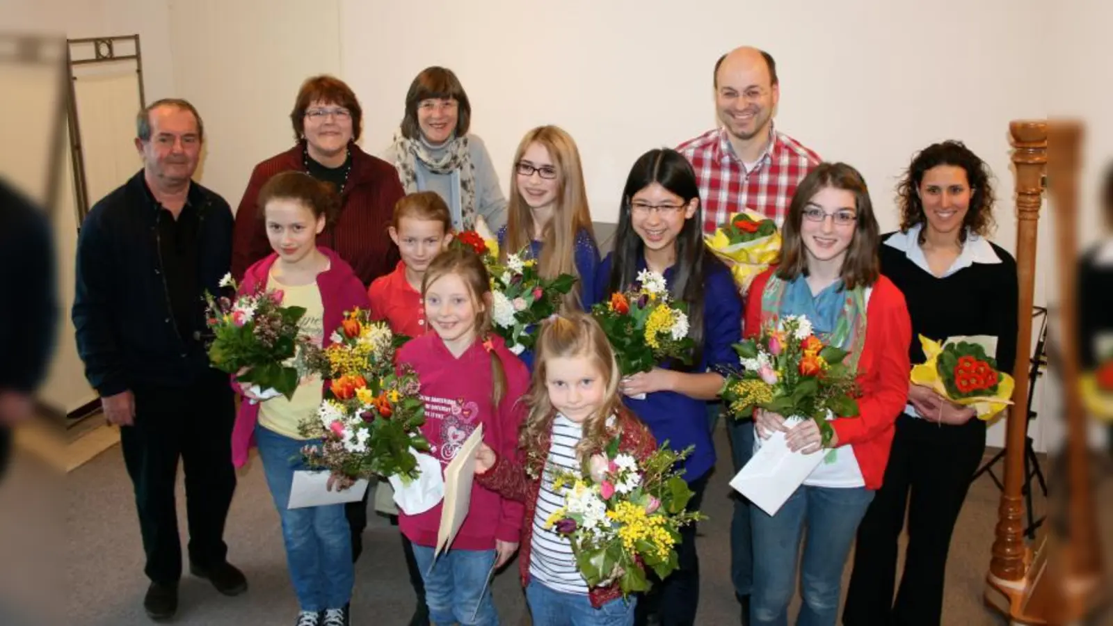 Gratulation von der Bürgermeisterin: v.l. Fagu Turku, Silvia Strutynski, Ilse Weiß, Anne Meyer-Bender, Helga Seeger, Annie Subklewe, Sophia Kündig, Lieselotte Oberparleiter, Celina Oberhauser, Günter Eben, Julia Schneider, Anne Frey (Foto: pi)