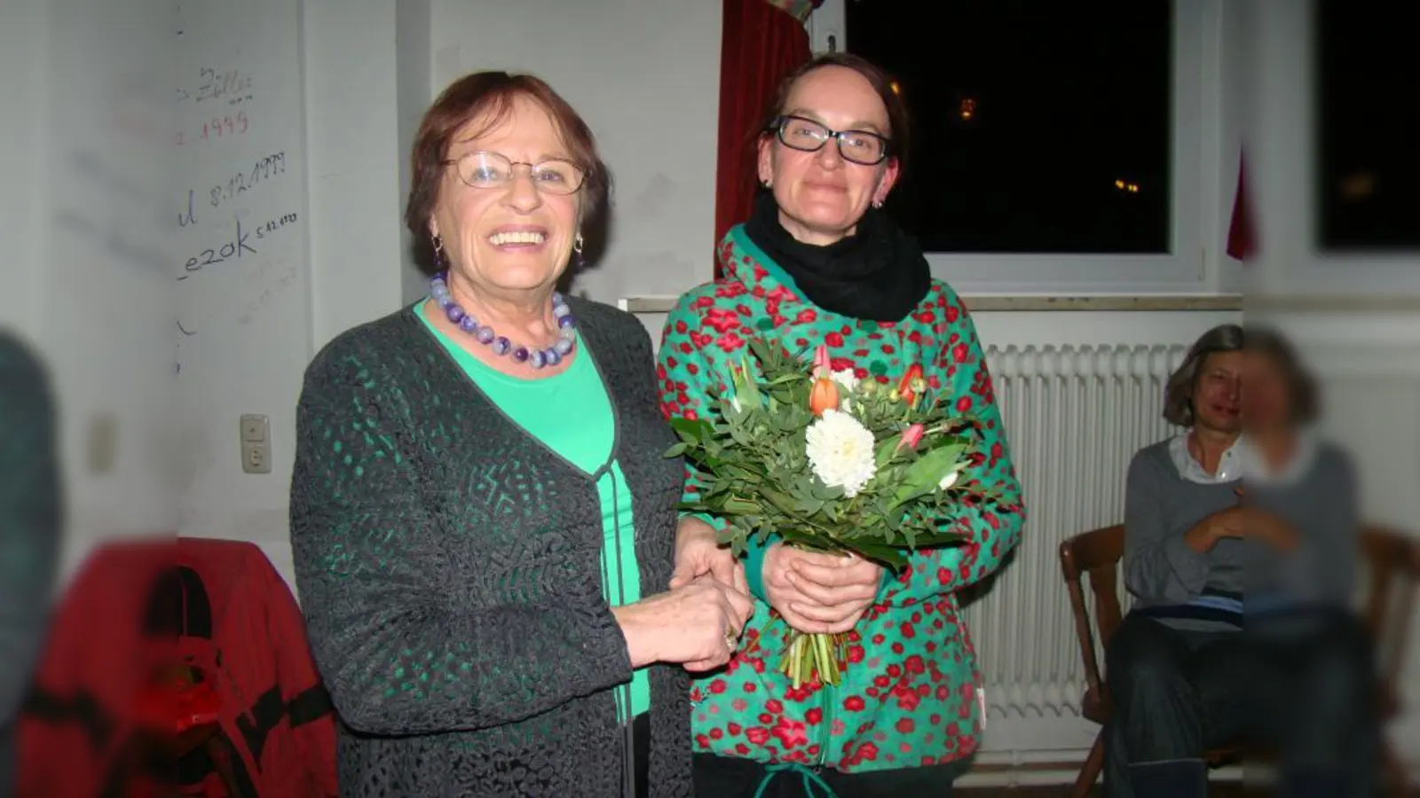 Anne Hirschmann (links) überreichte im Namen des Bezirksausschusses Blumen an Janine Lennert vom Spielhaus am Westkreuz. (Foto: pst)