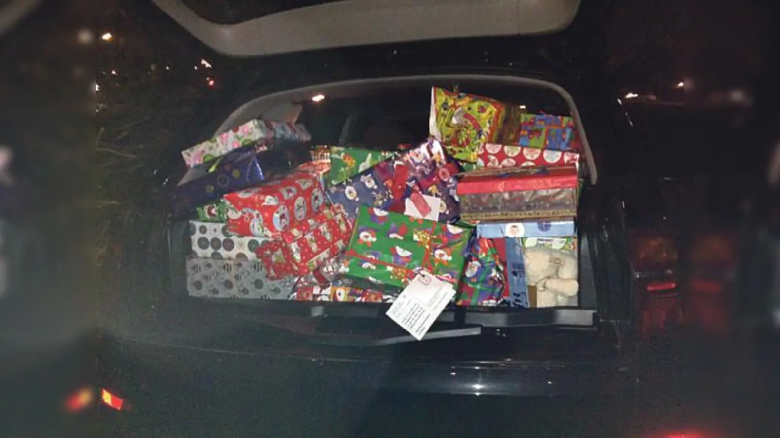 Ein Kofferraum voller Geschenke für Kinder und Erwachsene in Kirchheim.  (Foto: privat)