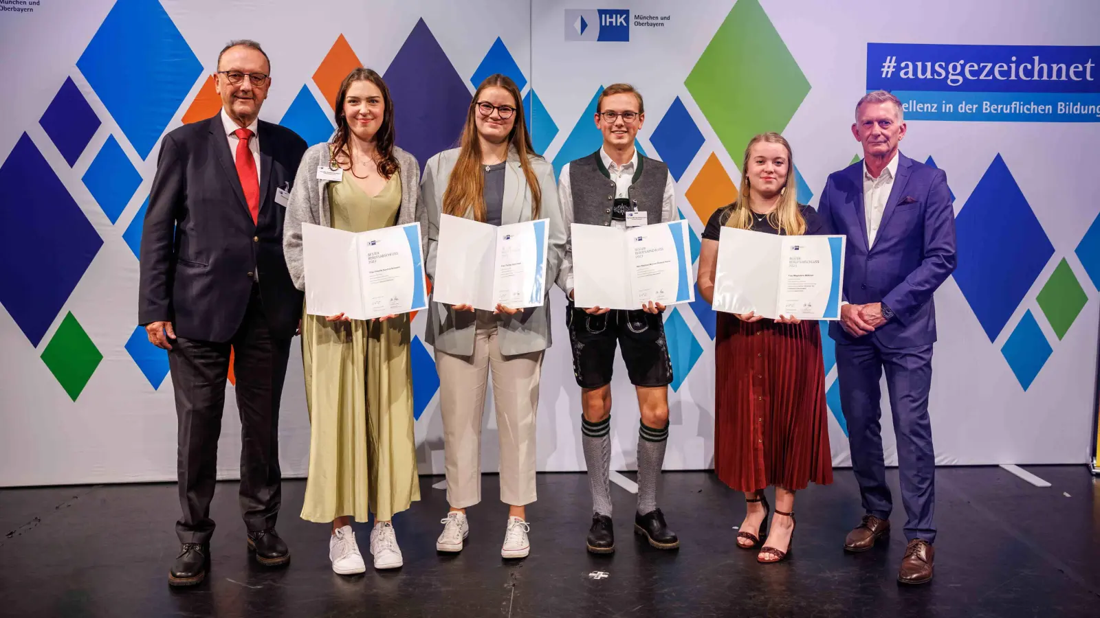IHK-Bereichsleiter Hubert Schöffmann (rechts) und Reinhard Häckl, Vorsitzender des IHK-Regionalausschusses Landsberg (links), gratulieren den oberbayerischen Top-Azubis, die im Landkreis Weilheim-Schongau gelernt haben (von links): Fiorella Gustina Schwarz, Theresa Bachmaier, Raphael Michael Roland Hurm und Magdalena Mößmer. (Foto: Matthias Balk)