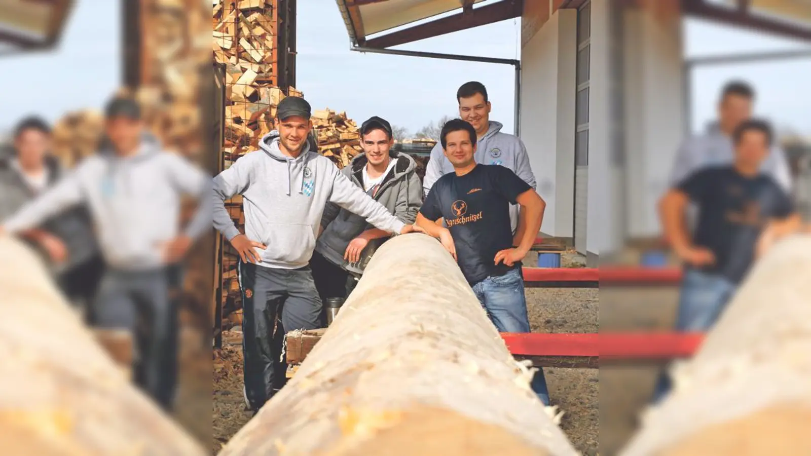 Der Burschenvorstand Christoph Schulz, Florian Ahlert, Stefan Stitzelberger und Klaus Hammerschick (v. l.) bei der Maibaumwache.	 (Foto: Boschert)