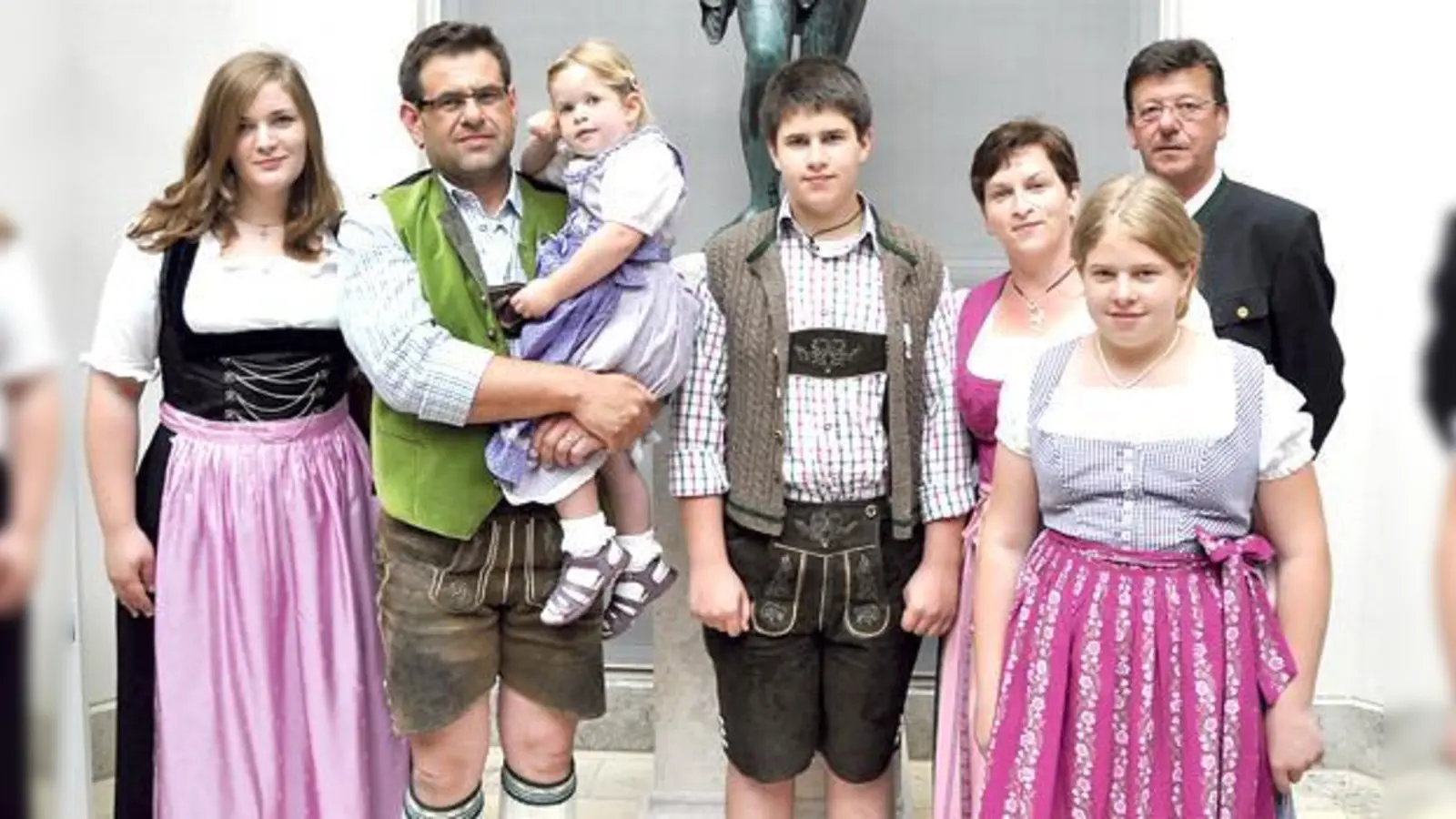 Regina Gilg, Ludwig Urban mit Tochter Amelie, Valentin, Ehefrau Daniela und Tochter Johanna und Steinhörings Bürgermeister Alois Hofstetter (v. l.).	 (Foto: sf)