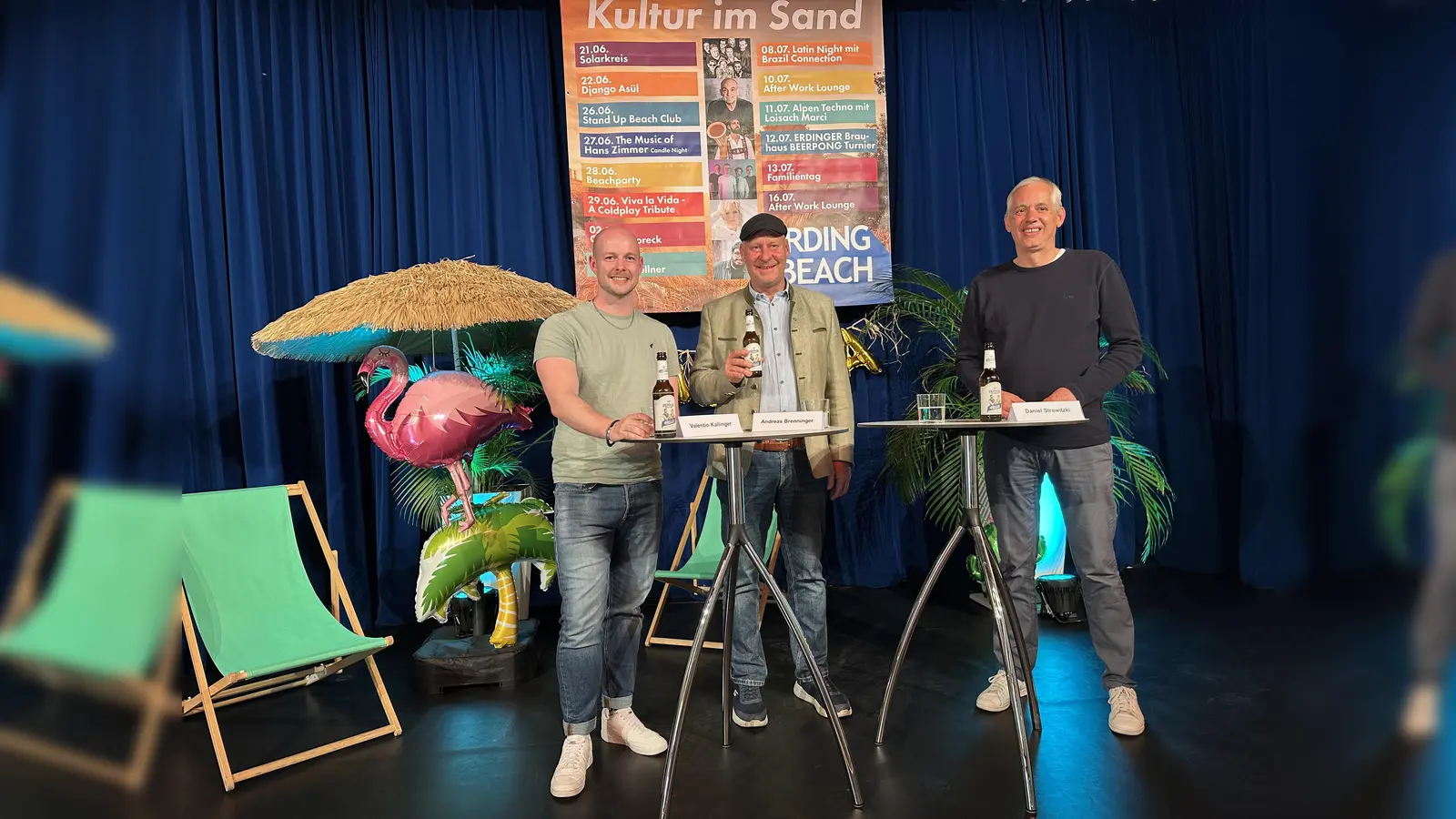 Valentin Kallinger, Andreas Brenninger und Daniel Strowitzki stellen das „Kultur im Sand”-Programm der Stadthalle Erding vor. (Foto: nsc)