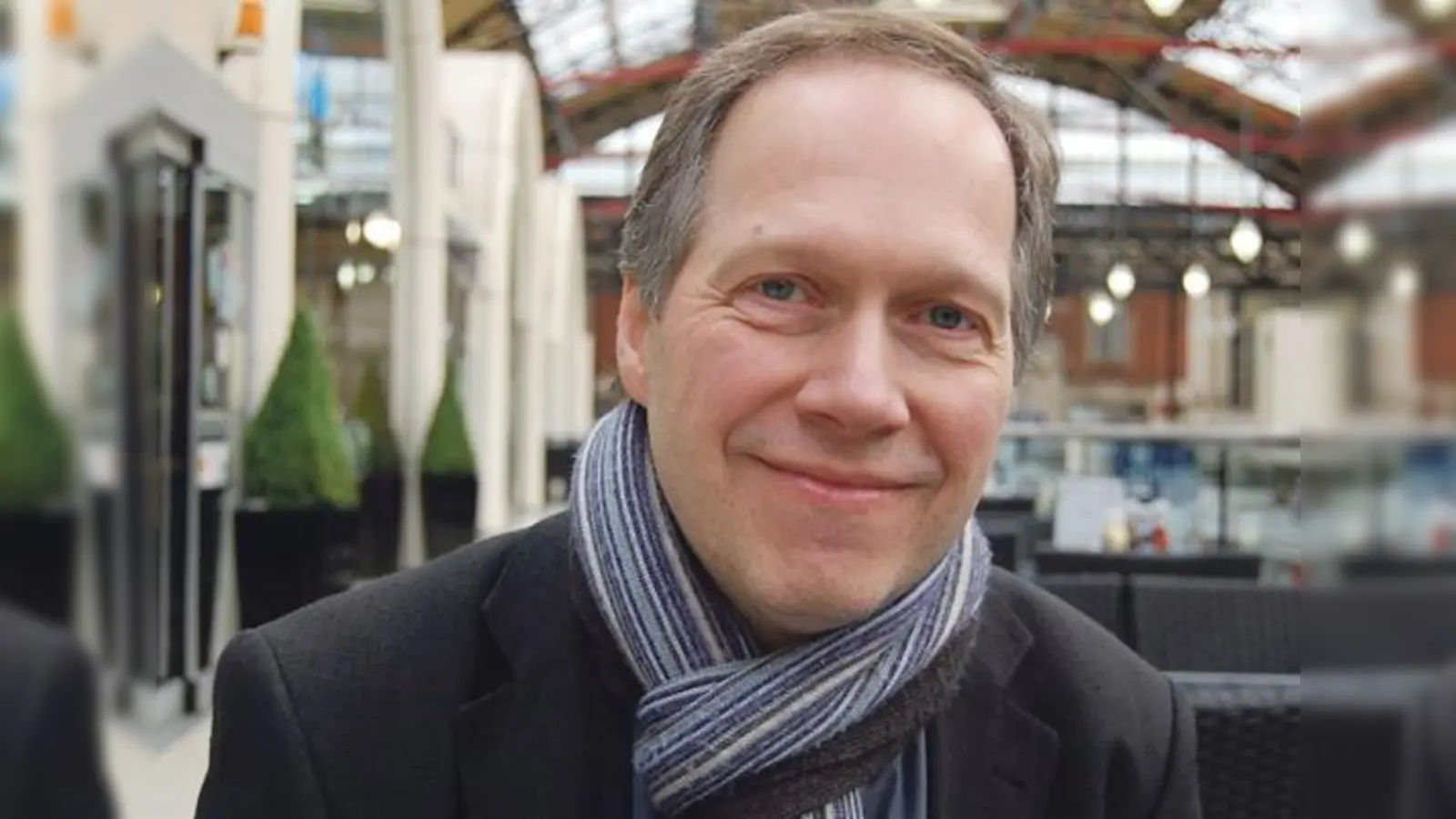 Der Haidhauser Dichter Ludwig Steinherr liest im Lyrik Kabinett in Schwabing.	 (Foto: Tony Ward)