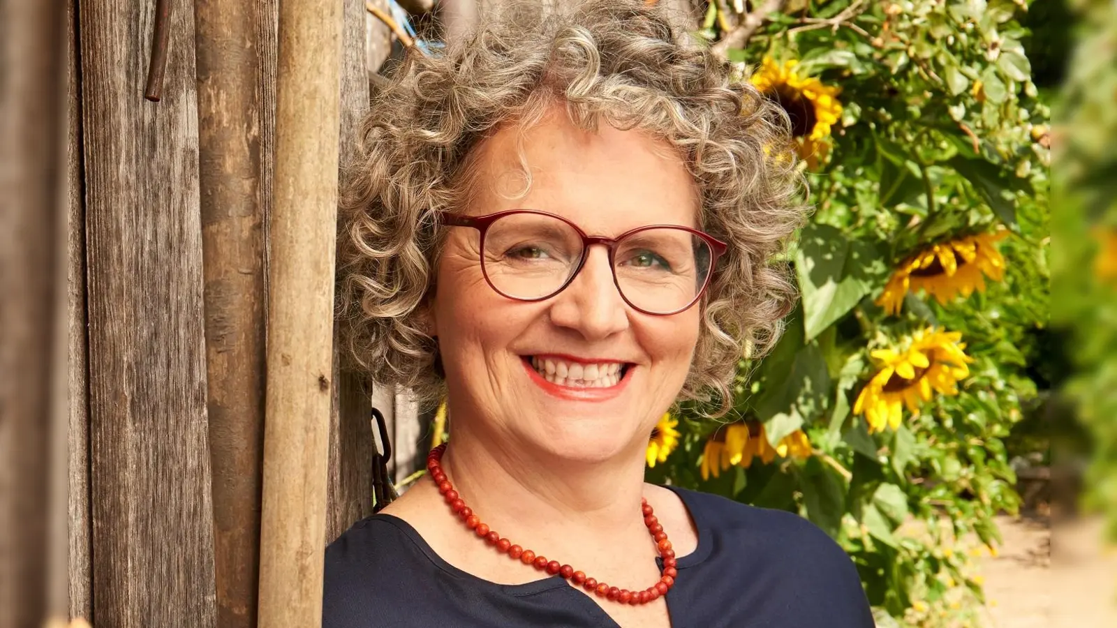 Stephanie Schuster wird beim Lese-Café in der Gemeindebibliothek aus ihrem Roman „Glückstöchter – Einfach lieben” vorlesen.  (Foto: © Gaby Gerster)