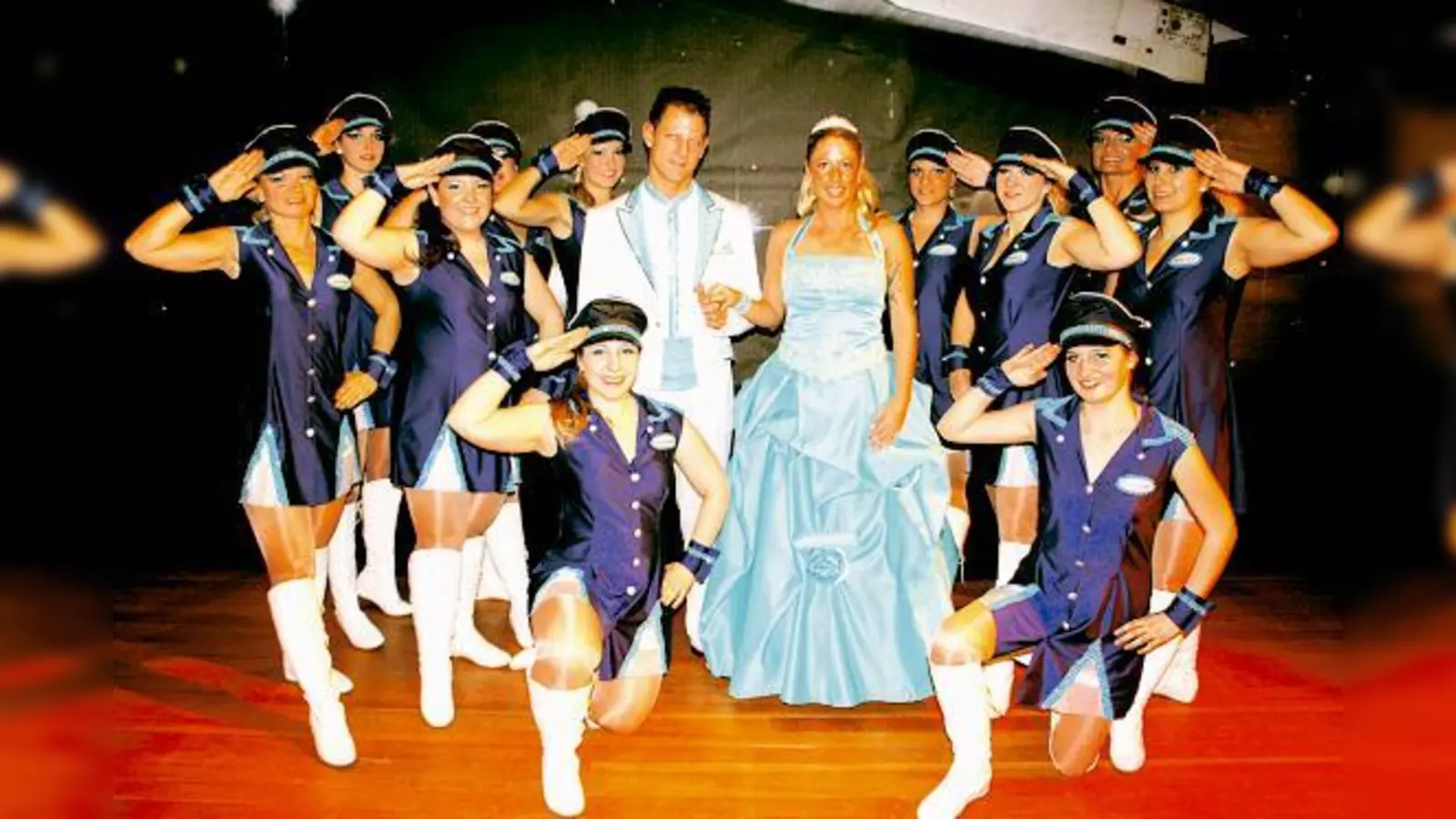 Brachten Stimmung in das Bürgerhaus: Die Kurfürstengarde mit dem Kurfürstenpaar.	 (Foto: Privat)