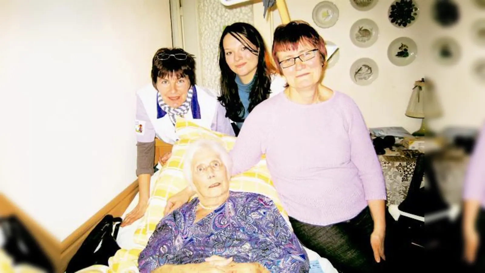 Diakonie-Patienten wie Ilse Schirmer (vorne), die auf diesem Foto ihren 80. Geburtstag feiert, profitieren von einem »Leben für immer zuhause«.	 (Foto: Diakonie)