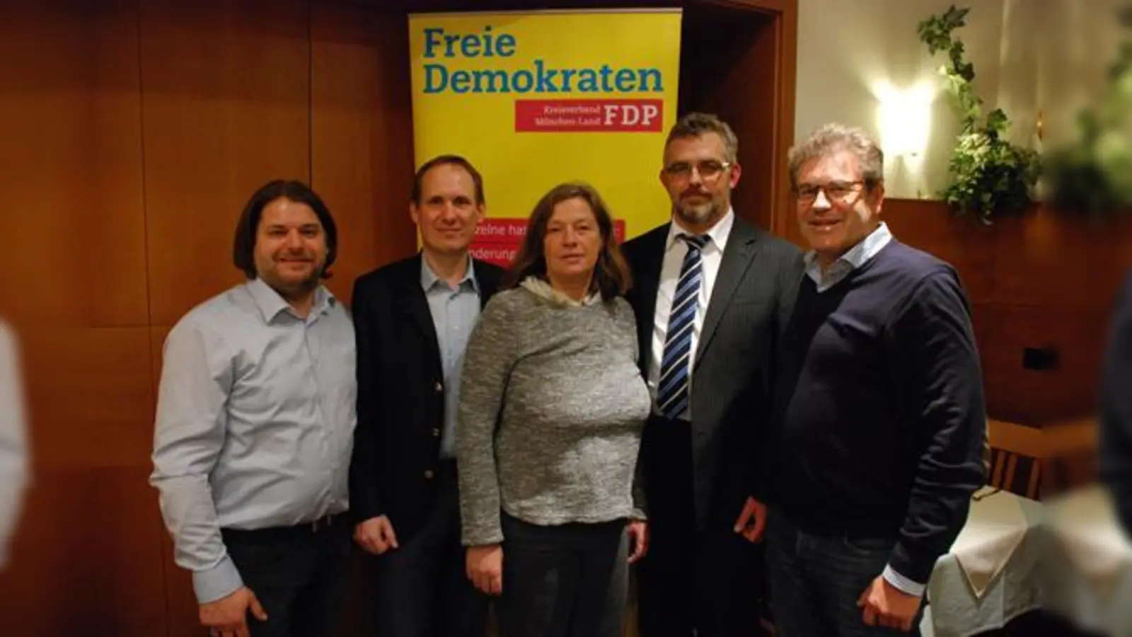 Michael Ritz (5. v. l.) und Thomas Jännert (1. v. l.) gratulieren dem neu gewählten Ortsvorstand der FDP Haar, Dr. Peter Siemsen (2. v. l.), Dr. Gabriela Berg (3. v. l.) und Christian Franz (4. v. l.).  (Foto: oh)
