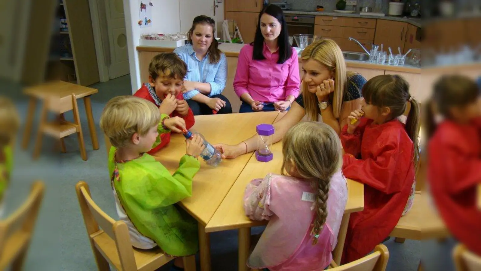 Christina Stelzer und Julia Obermeiter zu Besuch bei den kleinen Forschern. (Foto: pst)