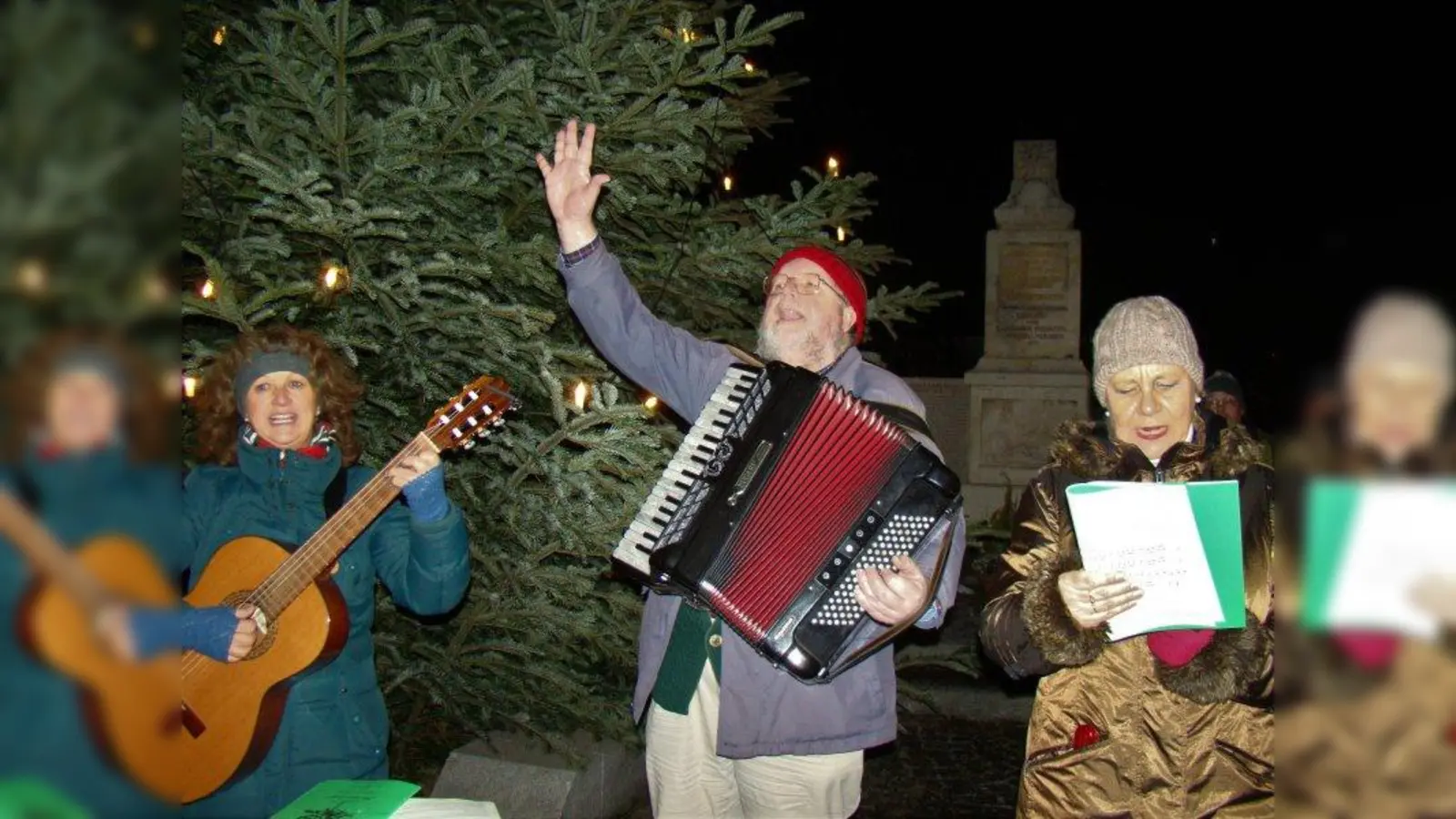 „O Tannenbaum....”: Claudia Harlacher (Gitarre),  Ernst Schusser, Volksmusikpfleger des Bezirks Oberbayern und Bezirksrätin Gabriele Off-Nesselhauf (Foto: pst)