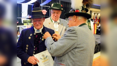 Josef Kaindl aus Dießen wurde für seinen langjährigen Einsatz für den Heimat- und Trachtenverein D&#39;Ammertaler geehrt. (Foto: D'Ammertaler)