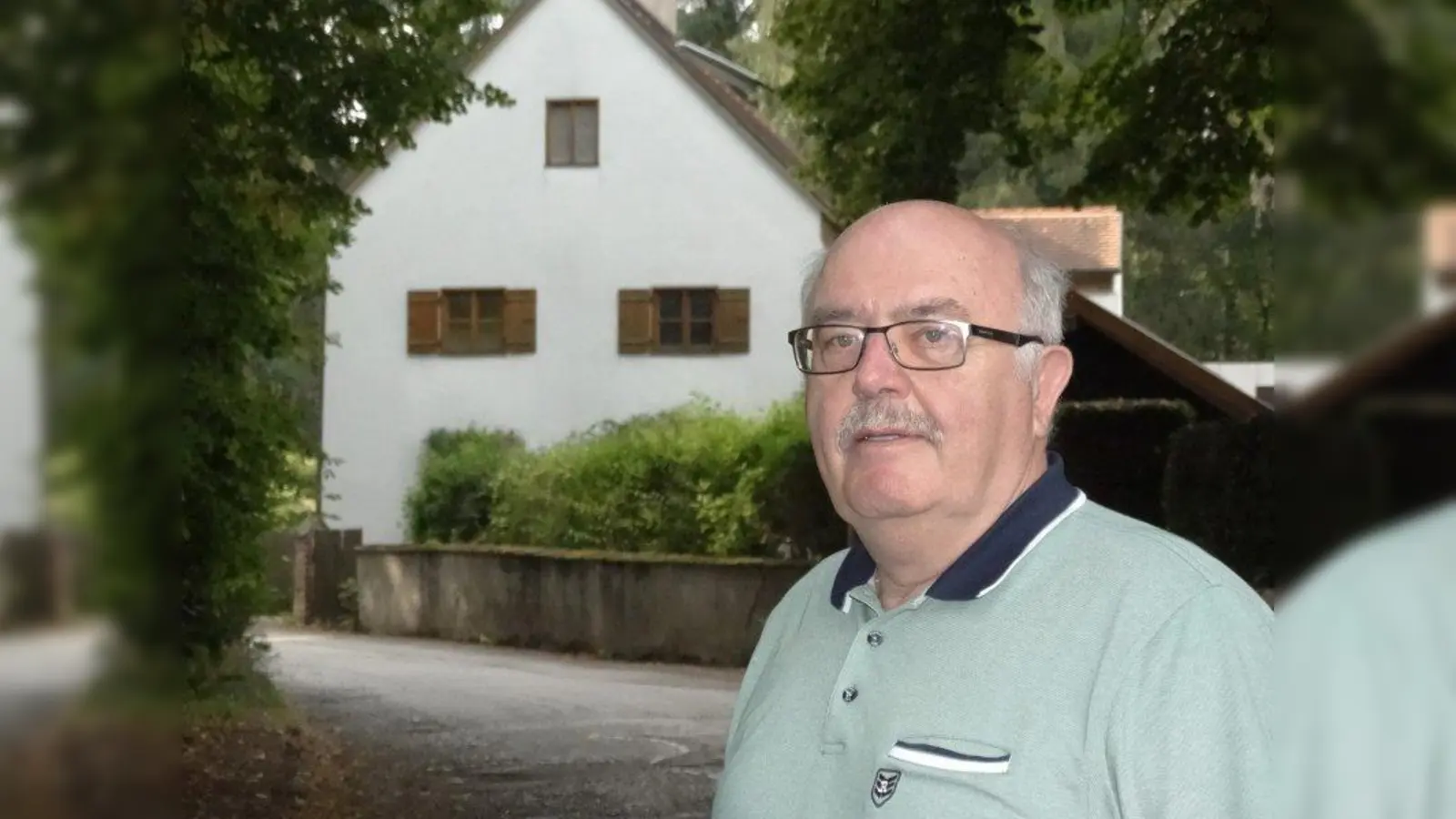 Reinhold Wirthl in der Winterhalter Straße. Anwohner fordern die Sperrung der Straße, die von vielen Autofahrern als Schleichweg benutzt wird. (Foto: tab)