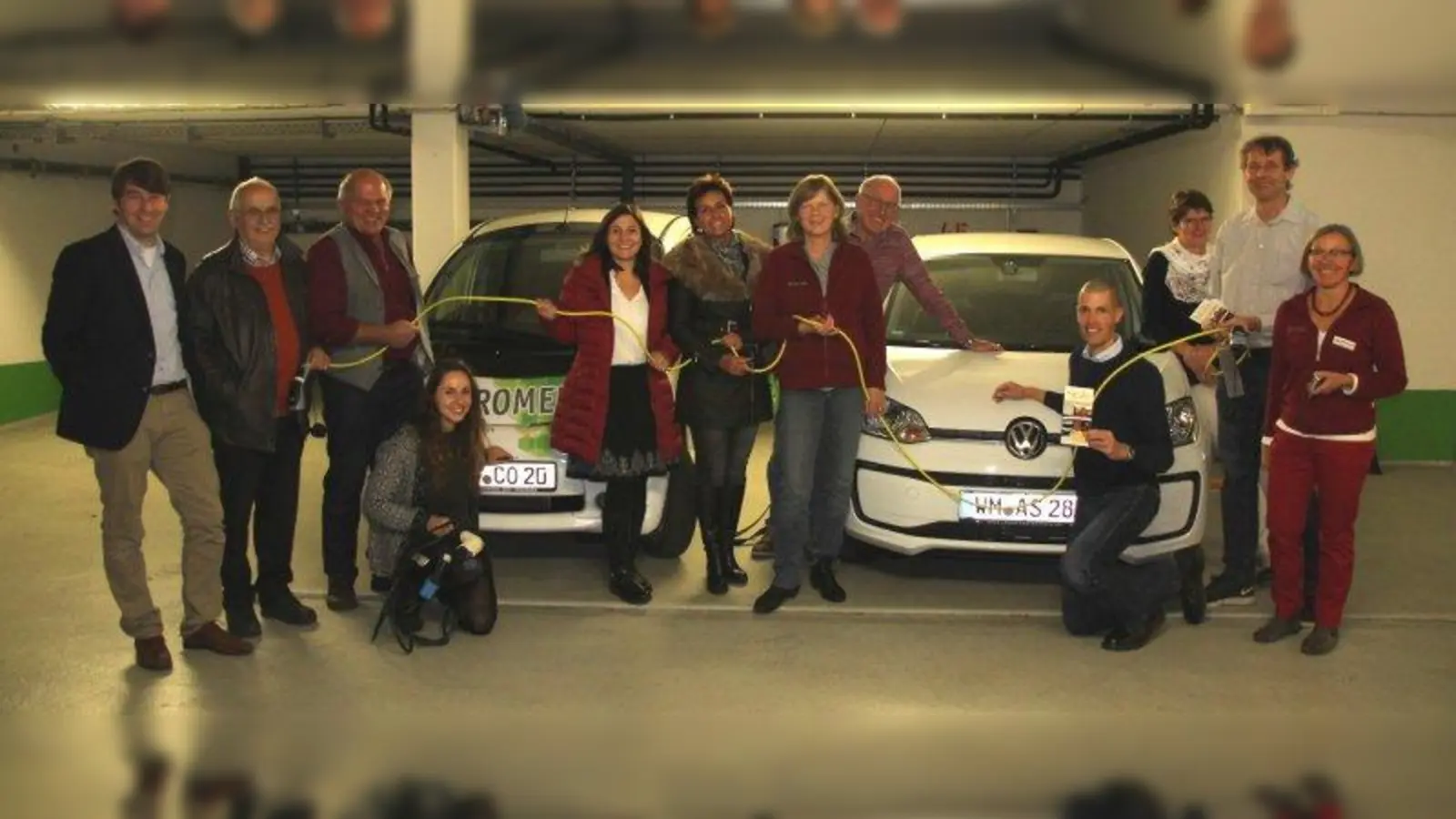 An der neuen Ladestation in Weilheim, die zugleich Standort für das Elektro-Auto des Vereins ist: Stefan Drexl, Erich Zimmermann, Michael Sendl, Anna Schirpke (Greensurance), Jutta Liebmann, Angelika Flock, Karin Sendl, Dieter Schleiermacher (ADFC), Stefan Frenzl, Friederike Vogel (Agenda 21), Martin Heinz und Anneliese Back („Biomichl“) (von links). (Foto: mka)