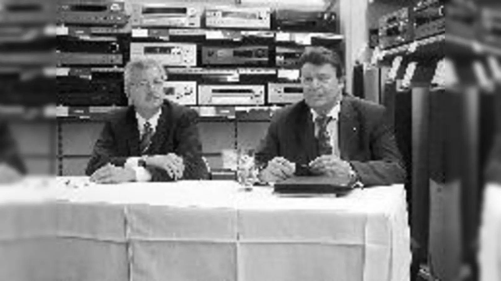 Dietmar Fellner und Alfred Ullrich erwarten heute einen Besucheransturm zur Eröffnung der Saturn-Filiale in den  (RiemArcaden.Foto: bl)