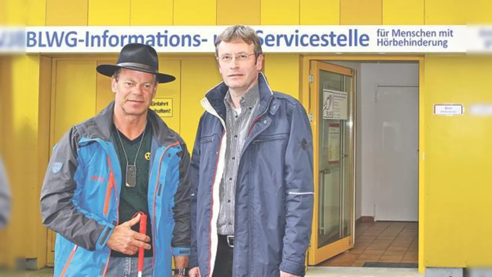Franz Sprenger (l.) und Klaus Blattert vor der Informations- und Servicestelle des BLWG in der Haydnstraße.	 (Foto: Julia Stark)