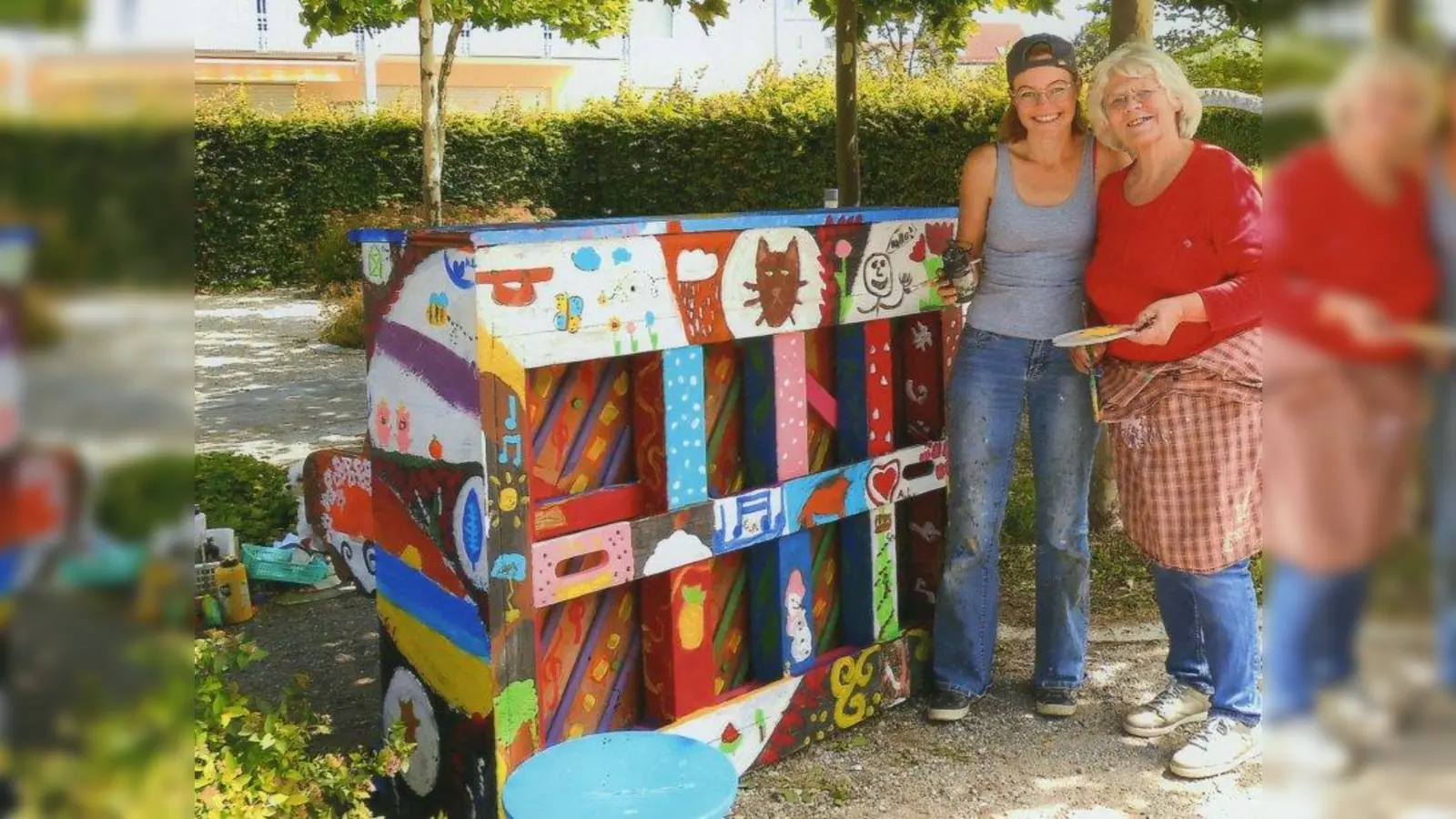 Die Künstlerinnen Marta Z.Schulz (links) und Barbara Saatze haben im Rahmen des Puchheimer Ferienprogramms ein ausgedientes Klavier mit Kindern gestaltet. (Foto: Kulturverein Puchheim)