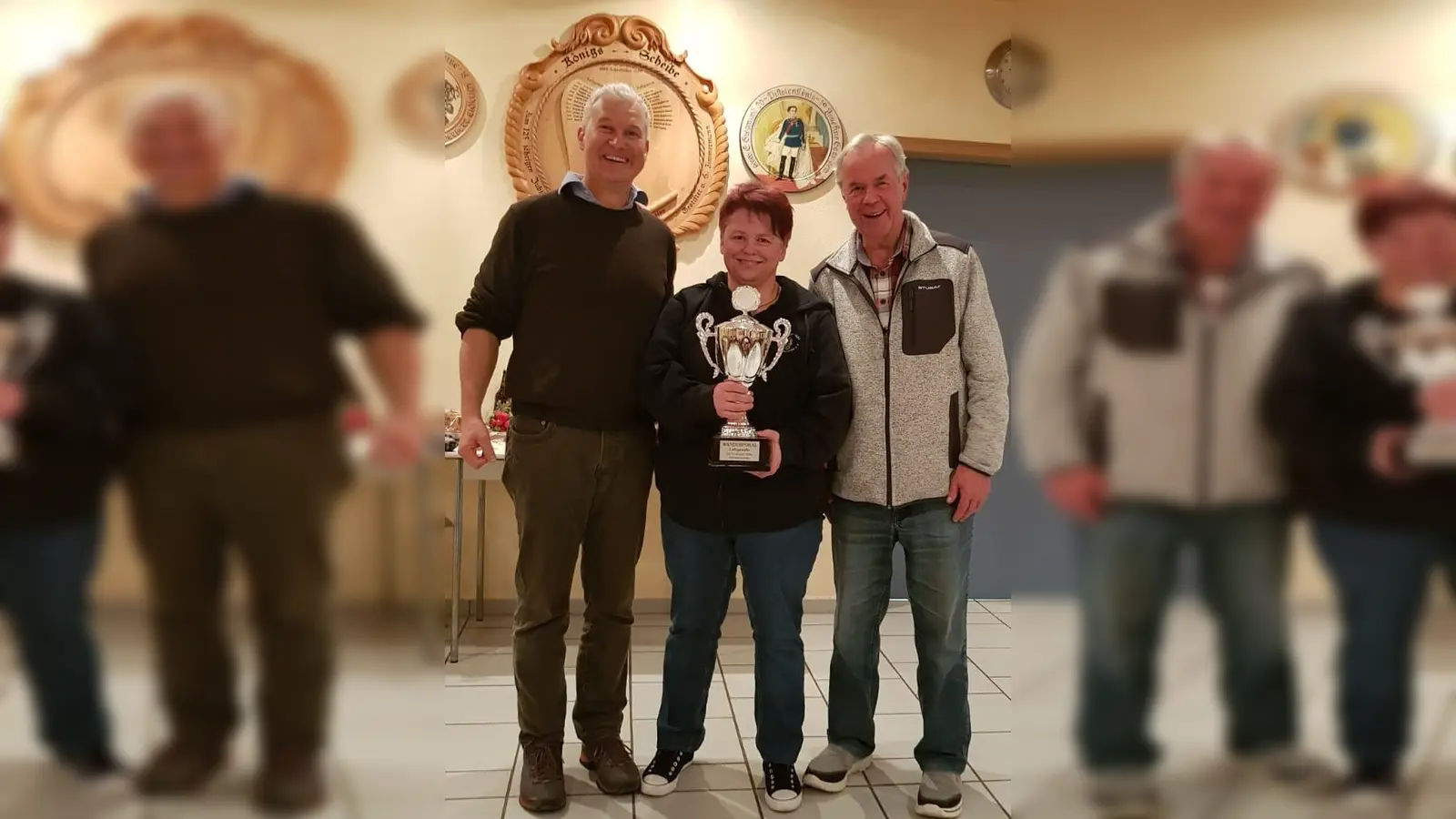 1.&nbsp;Schützenmeister Rudolf Pauli Schützenkönigin und Wanderpokalgewinnerin Kathi Fischer und 2. Schützenmeister Burkhard Knall. (Foto: VA)