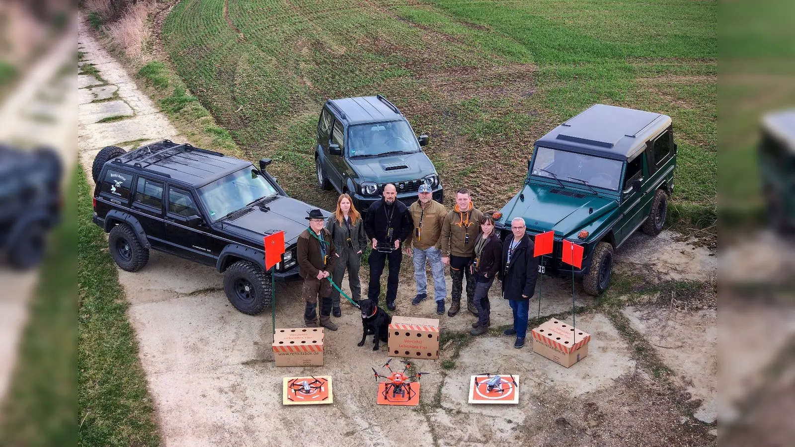 Bestens ausgestattet gehen die Freiwilligen auf Rehkitzsuche. (Foto: M. Schuh)