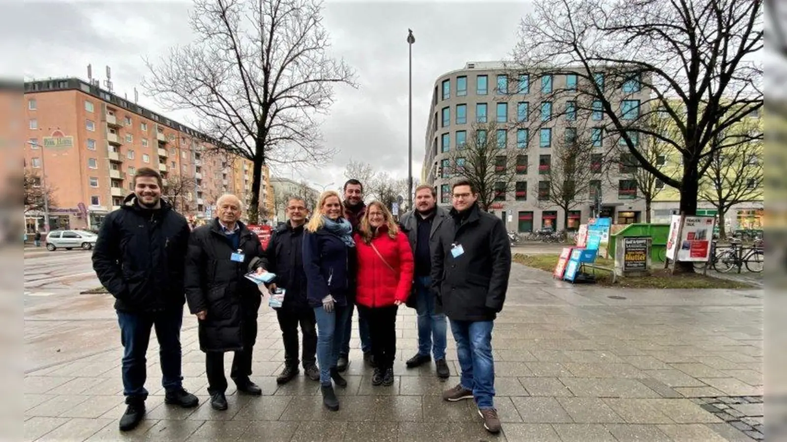 Die Ortsverbände Laim-Ost und Laim-West stellen gemeinsam Kandidaten für die Wahl in den Bezirksausschuss. Darunter sind, von links im Bild (mit ihren jeweiligen Listenplatz-Nummern in Klammer): Antonio Josip Maricic (10), Peter Stöckle (5), Arthur Gaßmann (11), Stefanie Stöckle (3), Alexander Schöttl (8), Alexandra Gaßmann (1), Korbinian Eder (9) und David Siekacek (15). (Foto: CSU Laim)