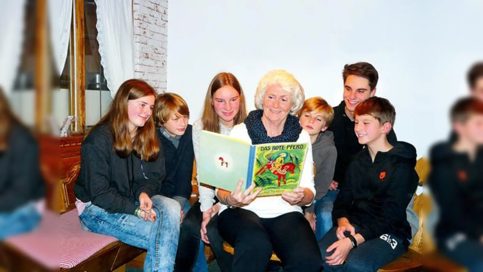 Gerne las und liest Barbara Murken ihren Kindern und Enkeln aus ihren Bilderbuchschätzen vor. Hier lauschen sechs der zehn Enkel den Geschichten aus dem Buch »Das rote Pferd« von 1927. 	 (Foto: privat)