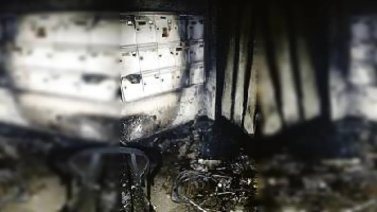 Nur noch Ruß: Das Treppenhaus in der Liebherrstraße nachdem das Feuer gelöscht wurde.	 (Foto: Feuerwehr)
