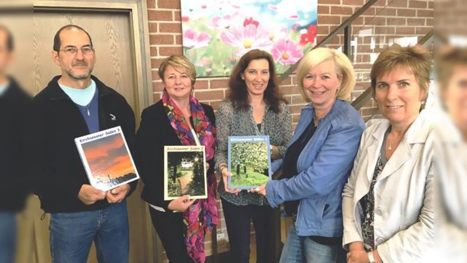 Manfred Kornherr, Elisabeth Forster, Gemeinderätin, Natalie Katholing, 2. Bürgermeisterin Barbara Burgmayr-Weigt (CSU) und Manuela Reinhardt (v. li.) mit dem neuem Werk. 	 (Foto: Verein)