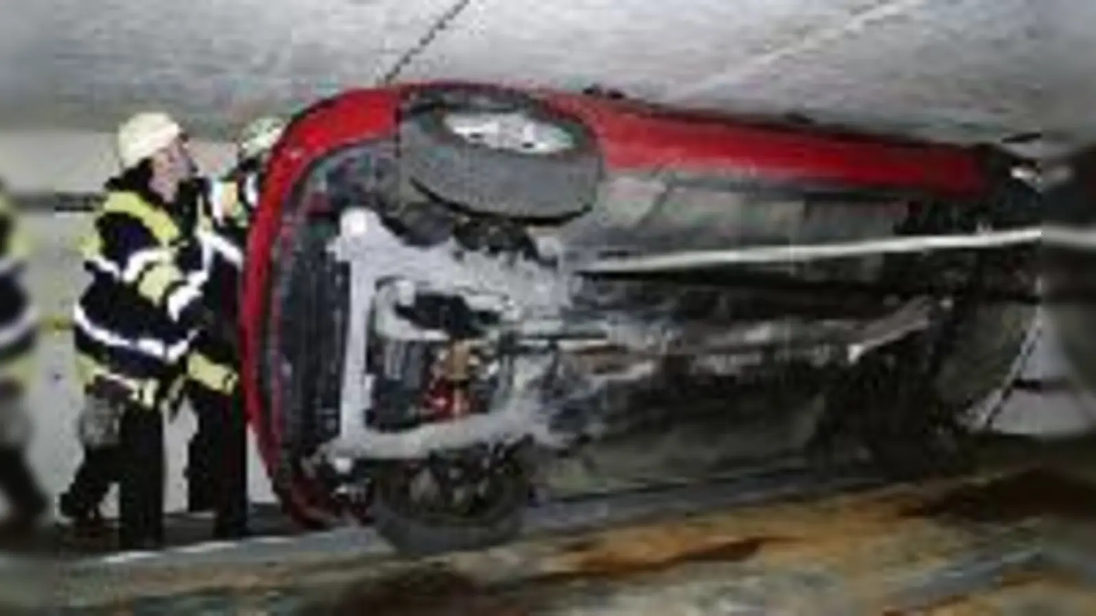 Mit vereinter Muskelkraft brachte die Feuerwehr das Auto wieder auf vier Räder.  (Foto: Feuerwehr)