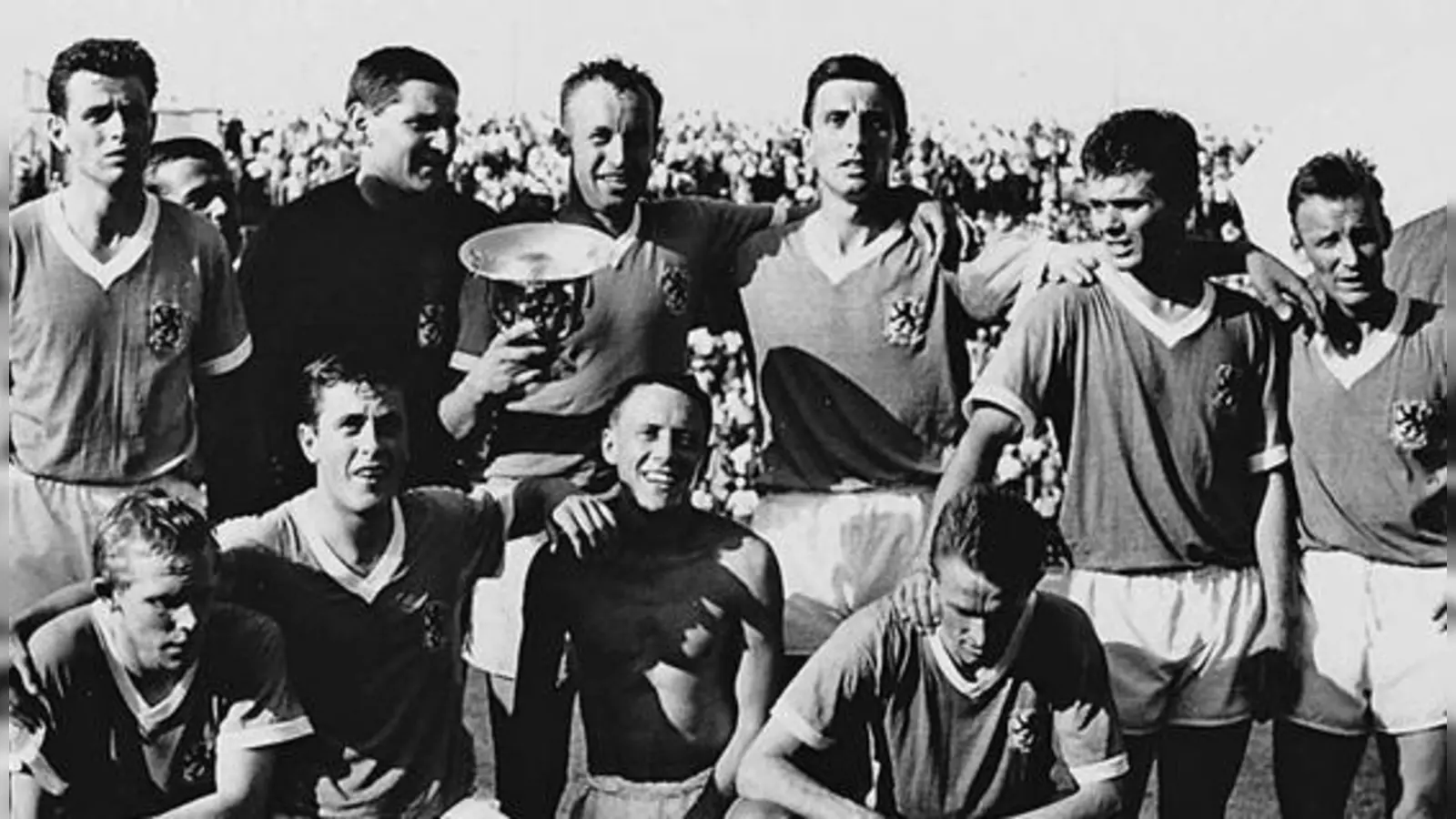 1964: Pokalsieger mit der Originaltrophäe.  (Foto: TSV 1860 Archiv)