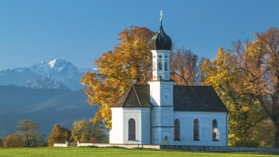 Die Kirche St. Andrä bei Etting im Herbst.  (Foto: Emanuel Gronau)