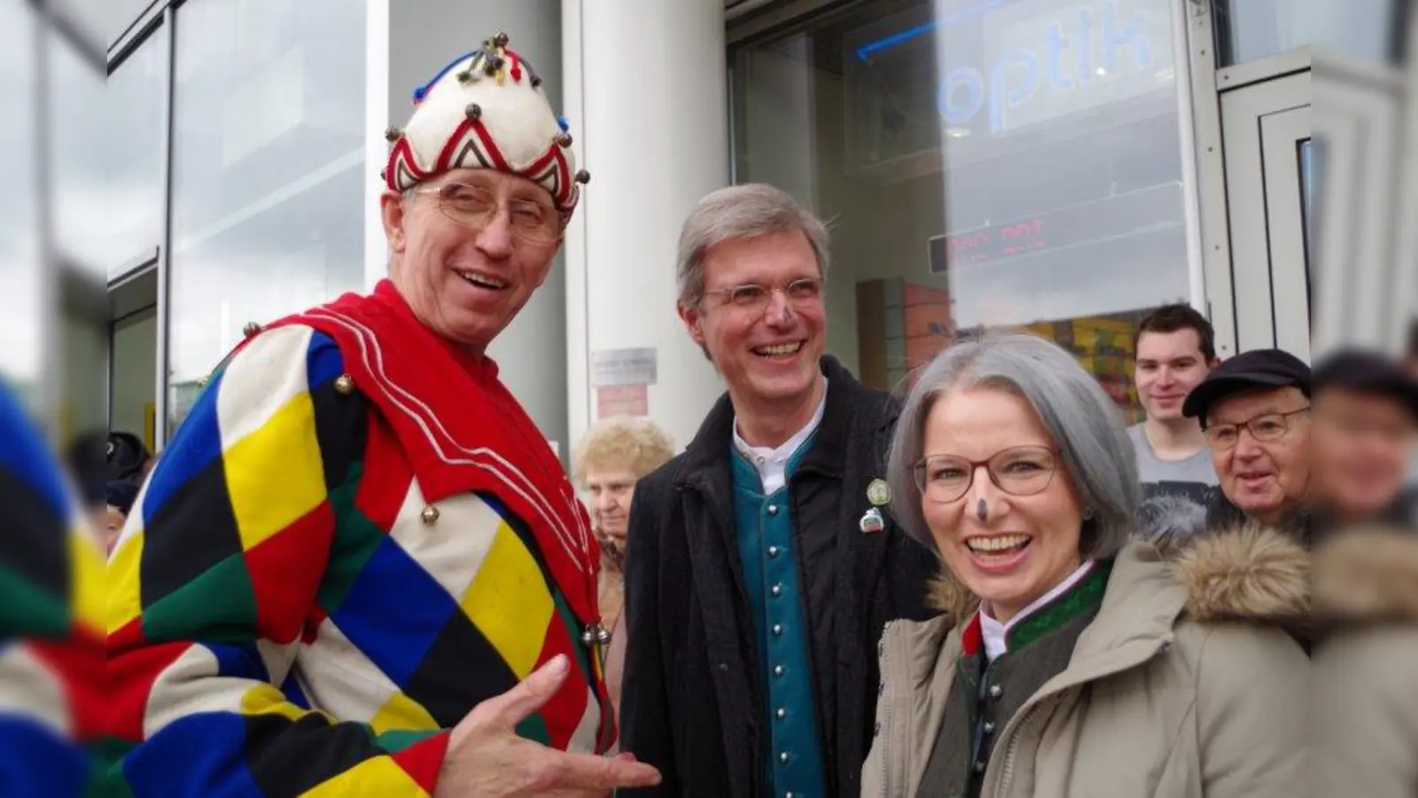 Eine schwarze Nase fürs Glück gab es vom Kasperl (Christian Arbinger) für Susanne und Christian Particus von Brillen Müller. (Foto: kö)
