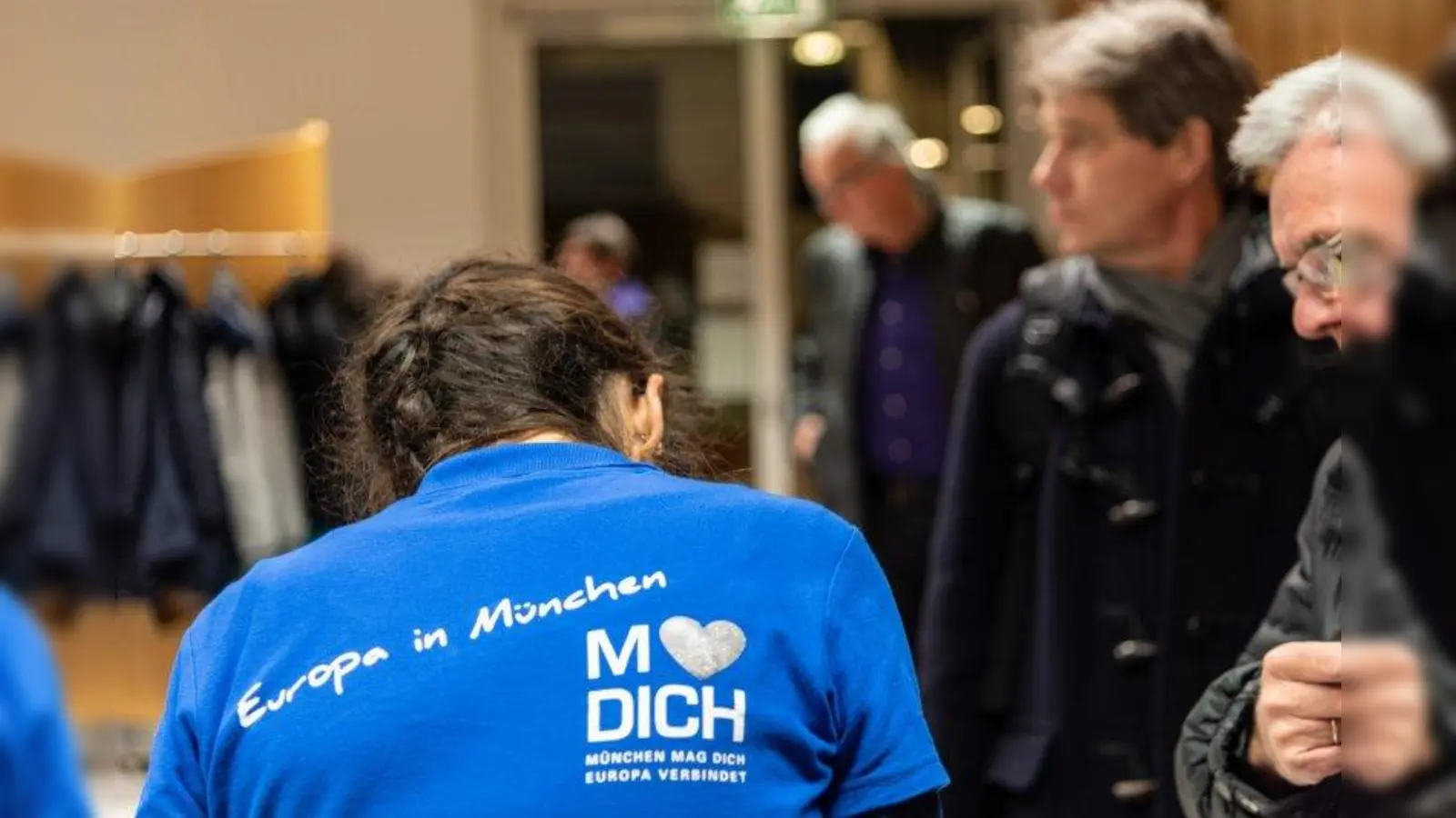 Europa und die Europäische Union besser verstehen lernen: Das Team von Europe Direct München sucht das Gespräch und erklärt Zusammenhänge. (Foto: © Kathrin Schäfer, Europe Direct München)
