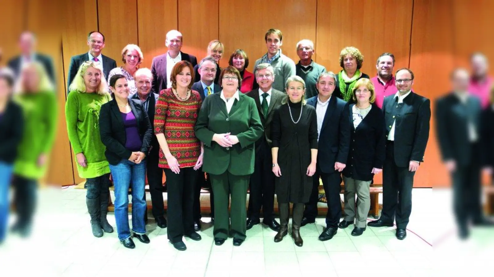 Bürgermeisterin Ilse Weiß (Mitte vorne) und CSU-Vorsitzende Marianne Hellhuber (links daneben) freuen sich zusammen mit den Gemeinderatskandidaten über die Geschlossenheit ihrer Partei. (Foto: CSU Neuried)