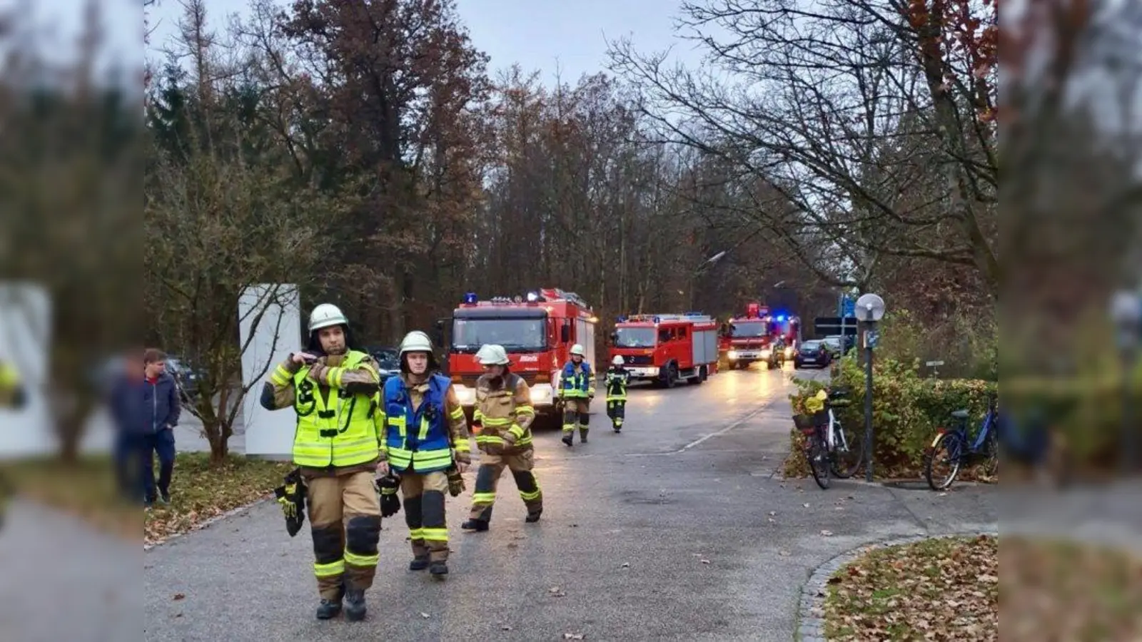 Realitätsnahe und praxisbezogene Ausbildung: die Kraillinger Feuerwehr rückte zum Übungseinsatz aus. Geprobt wurde eine Brandsituation im Altenheim Maria Eich. Vorn erster Kommandant Marco Zickler. (Foto: D. Sturzenhecker)