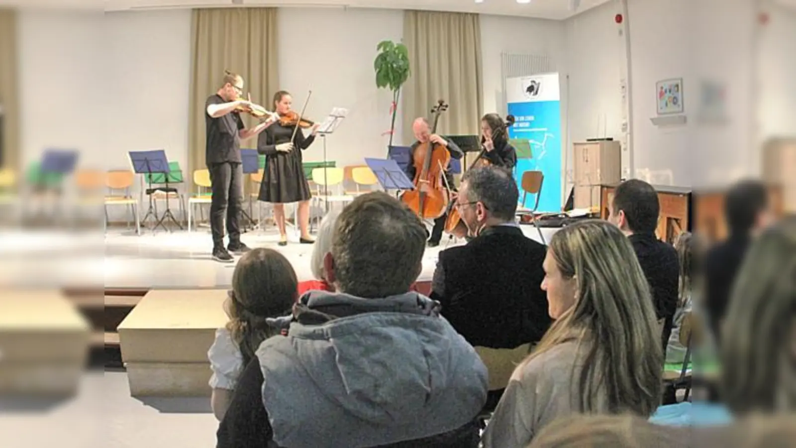 Nur ein Ausschnitt der großen Bandbreite an der Musikschule in Brunnthal:  Das Streicher-Ensemble begeisterte mit »Toss the feathers.  	 (Foto: RedB)