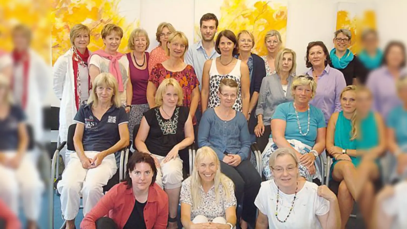 Die neuen Hospizbegleiter mit Barbara Mallmann (hinten 7 v.l.), Sabine Meinders (hinten 8 v.l.), Katrin Jaeger (hinten rechts) und Rosemarie Rieger (hinten 2 v.l.).  (Foto: Eva-Maria Stiebler)